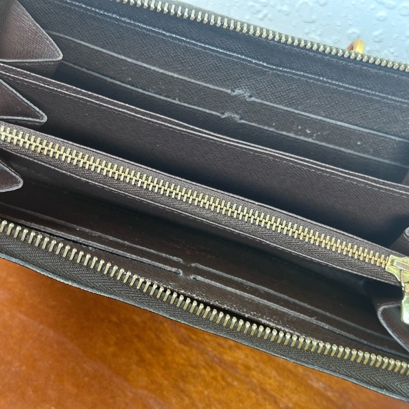 LOUIS VUITTON Damier Ebene Zippy Wallet
Long Wallet CA3112 - Picture 9 of 15